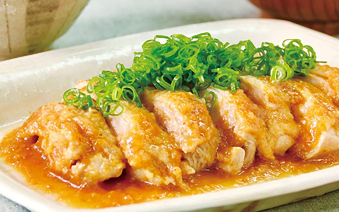 Grilled chicken thigh topped with Momiji Oroshi Ponzu and green onion