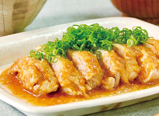 Grilled chicken thigh topped with Momiji Oroshi Ponzu and green onion