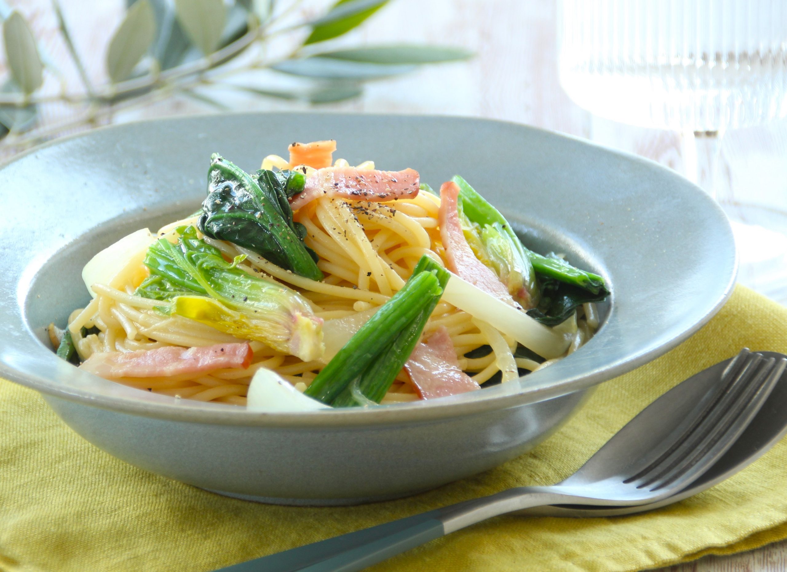 Japanese-style bacon and spinach pasta seasoned with Somi Tsuyu