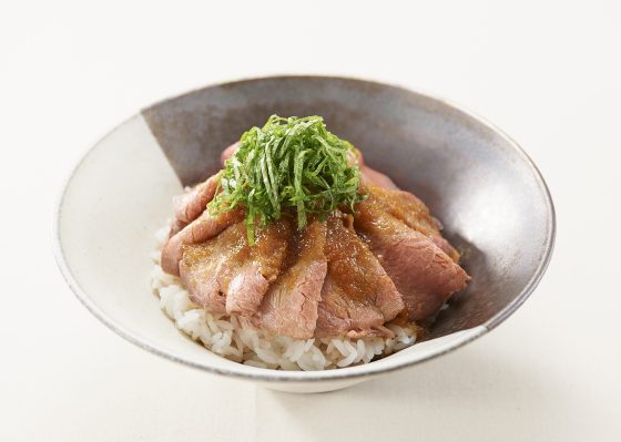 Roast beef rice bowl topped with Momiji Oroshi Ponzu sauce